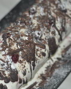 Шоколадно-вишневый рулет