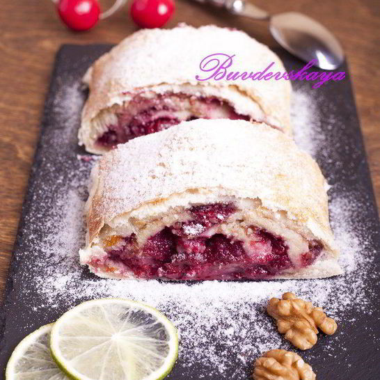 Рецепт ленивого штруделя с вишней и орехами