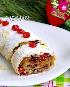 Рождественский яблочный штрудель с орехами и сухофруктами