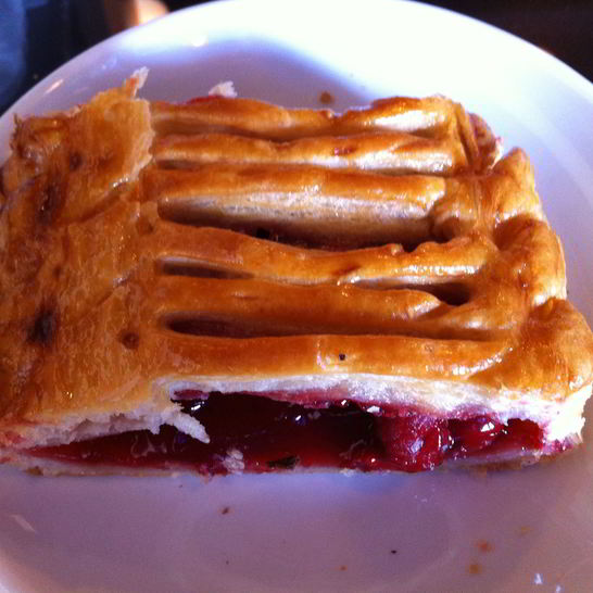 Рецепт штруделя из слоеного теста с вишней