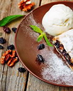 Штрудель с печеньем, орехами и изюмом