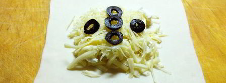 слоеные конвертики 4 сыра. Шаг 2