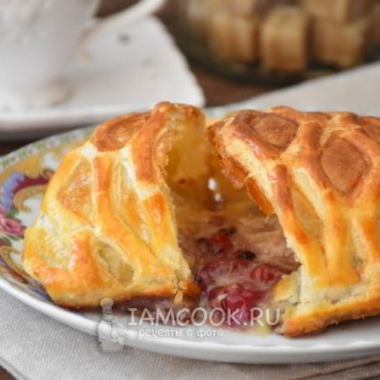 Рецепт слоеных конвертиков с сыром бри и ягодами