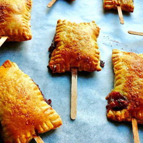 Рецепт слоек на укус с сыром бри, шелковицей и черносмородиновым джемом