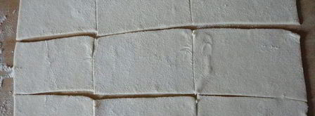 слойки на укус с сыром бри, шелковицей и черносмородиновым джемом. Шаг 3