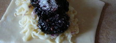 слойки на укус с сыром бри, шелковицей и черносмородиновым джемом. Шаг 6