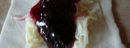 слойки на укус с сыром бри, шелковицей и черносмородиновым джемом. Шаг 7