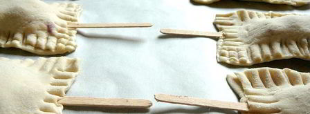 слойки на укус с сыром бри, шелковицей и черносмородиновым джемом. Шаг 9