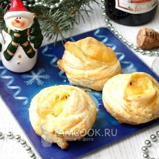Рецепт слоек-розочек с курицей и сыром