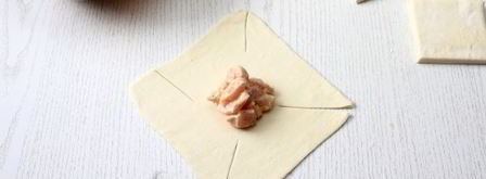 слойки-розочки с курицей и сыром. Шаг 8