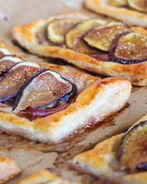 Слойки с инжиром и ветчиной