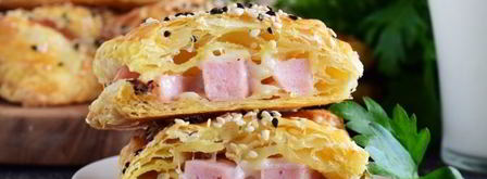 слойки с колбасой и сыром. Шаг 14