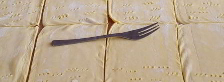 слойки с колбасой и сыром. Шаг 5