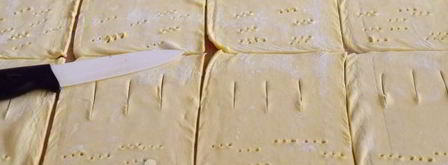 слойки с колбасой и сыром. Шаг 6