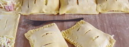 слойки с колбасой и сыром. Шаг 9