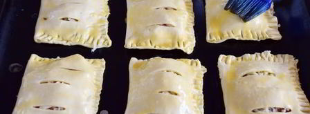 слойки с колбасой и сыром. Шаг 10