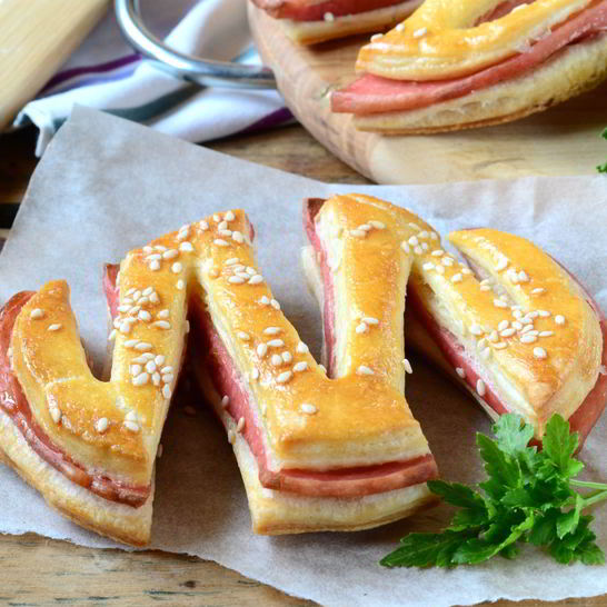 Рецепт слоек с колбасой зигзаг