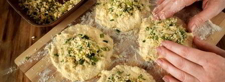 несладкие сырники с начинкой из яйца и зеленого лука. Шаг 10