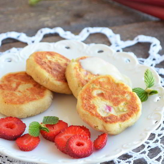 Рецепт овсяных сырников с ревенем