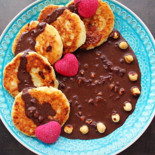 Рецепт сырников с шоколадно-ореховым соусом