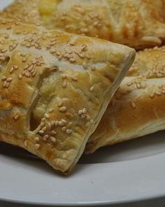 Слоеное тесто с сыром в духовке