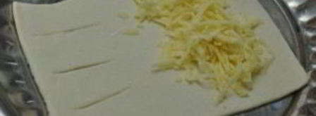 слоеное тесто с сыром в духовке. Шаг 2