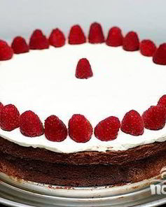 Двойной шоколадный торт с малиной