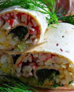 Рулетики из тортильи с крабовыми палочками и огурцом