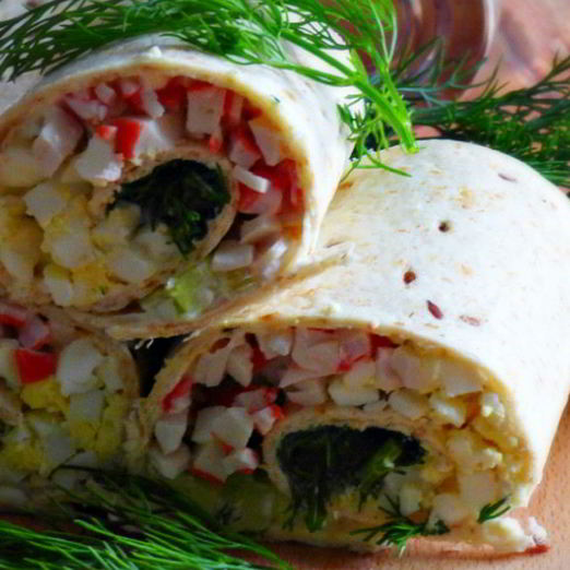 Рулетики из тортильи с крабовыми палочками и огурцом