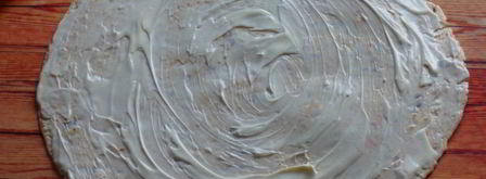 рулетики из тортильи с крабовыми палочками и огурцом. Шаг 2