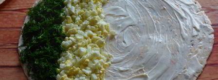 рулетики из тортильи с крабовыми палочками и огурцом. Шаг 3