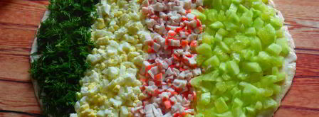 рулетики из тортильи с крабовыми палочками и огурцом. Шаг 4