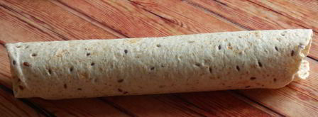 рулетики из тортильи с крабовыми палочками и огурцом. Шаг 5