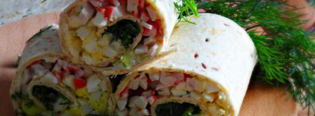 рулетики из тортильи с крабовыми палочками и огурцом. Шаг 6