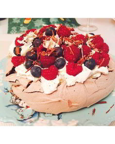 Шоколадный торт Павлова с ягодами