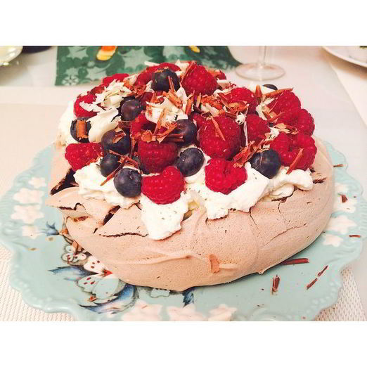 Шоколадный торт Павлова с ягодами