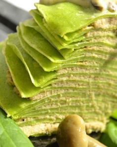 Торт из шпинатных блинчиков с мясом и грибным соусом