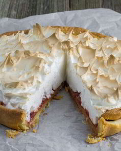 Торт с клубникой и безе