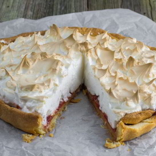 Рецепт торта с клубникой и безе