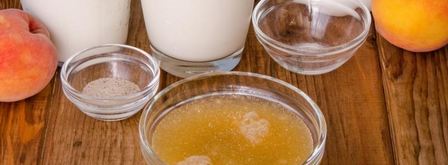 торт с шоколадными подтеками и фруктами. Шаг 12