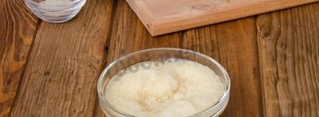 торт с шоколадными подтеками и фруктами. Шаг 14