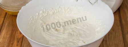 торт с шоколадными подтеками и фруктами. Шаг 16