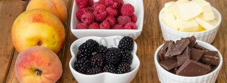 торт с шоколадными подтеками и фруктами. Шаг 22