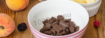 торт с шоколадными подтеками и фруктами. Шаг 23