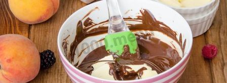 торт с шоколадными подтеками и фруктами. Шаг 25