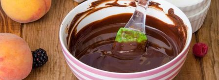 торт с шоколадными подтеками и фруктами. Шаг 26