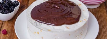 торт с шоколадными подтеками и фруктами. Шаг 28