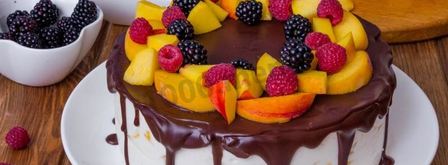 торт с шоколадными подтеками и фруктами. Шаг 30