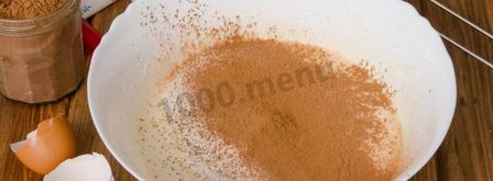 торт с шоколадными подтеками и фруктами. Шаг 4