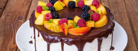 торт с шоколадными подтеками и фруктами. Шаг 31